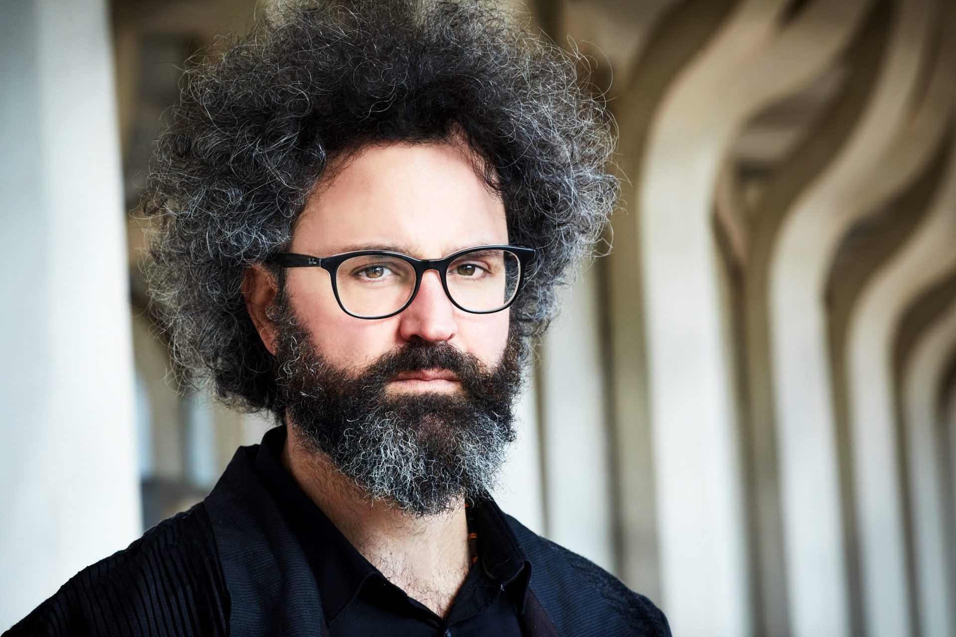 Simone_Cristicchi_PRIMO-PIANO_Photo-Credit-Ambra-Vernuccio-scaled